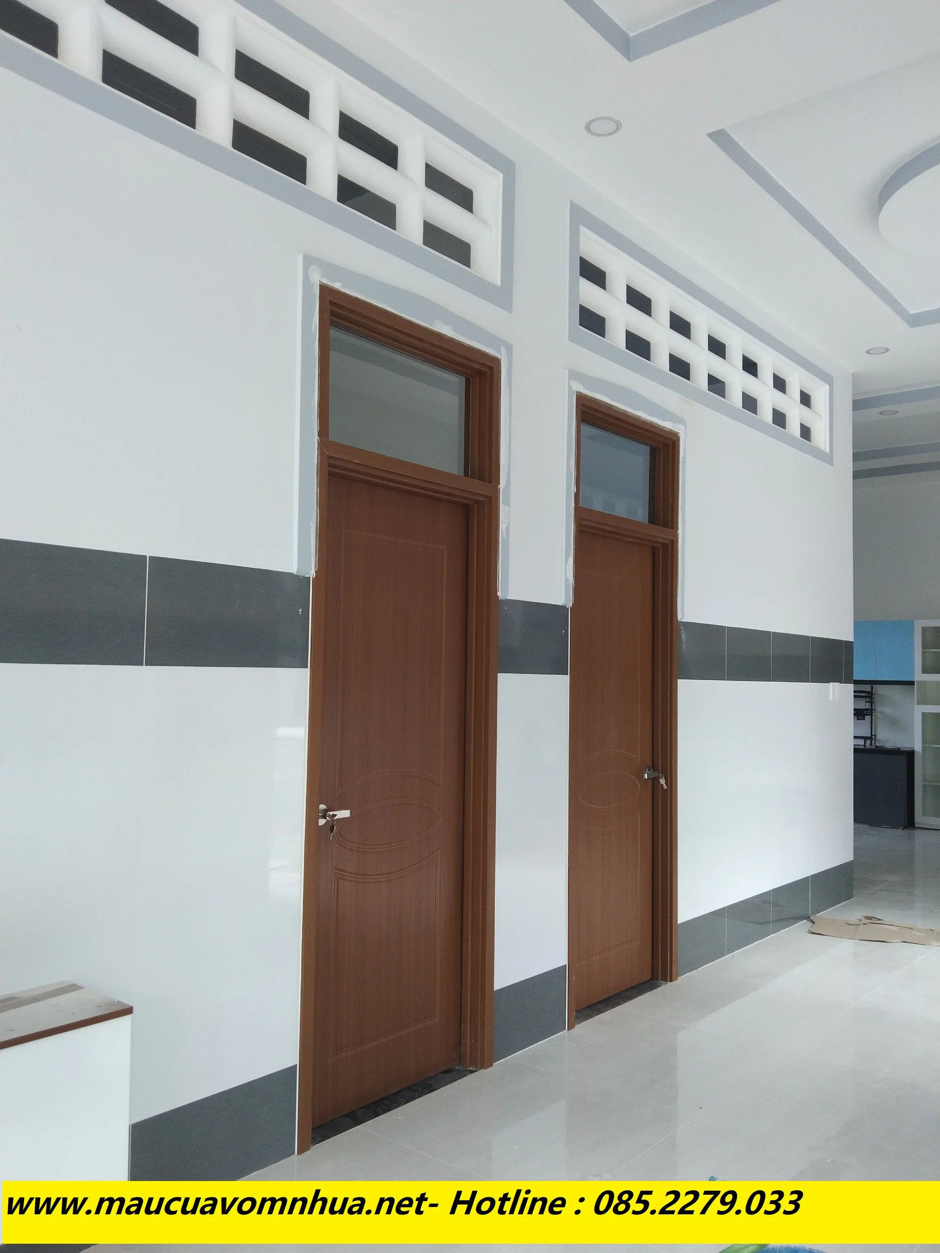 Cửa cho nhà vệ sinh ofix kính thông thoáng