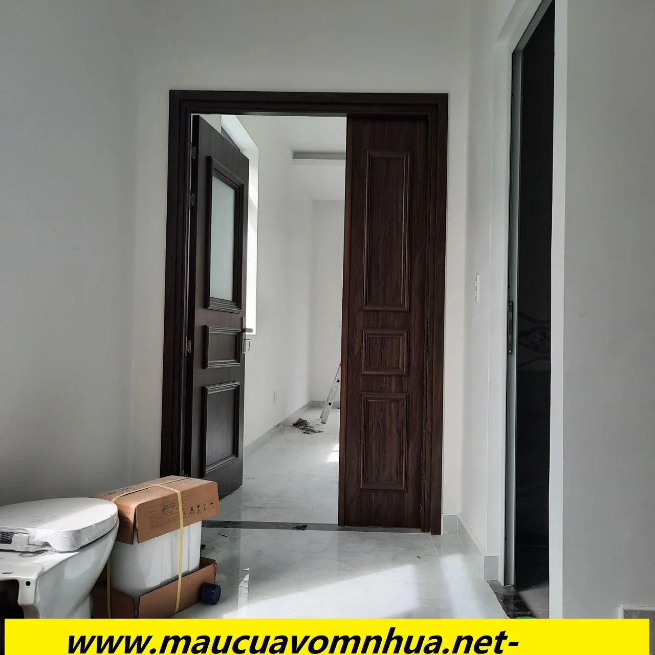 Cửa nhựa cho nhà vệ sinh 2 cánh có ô kính