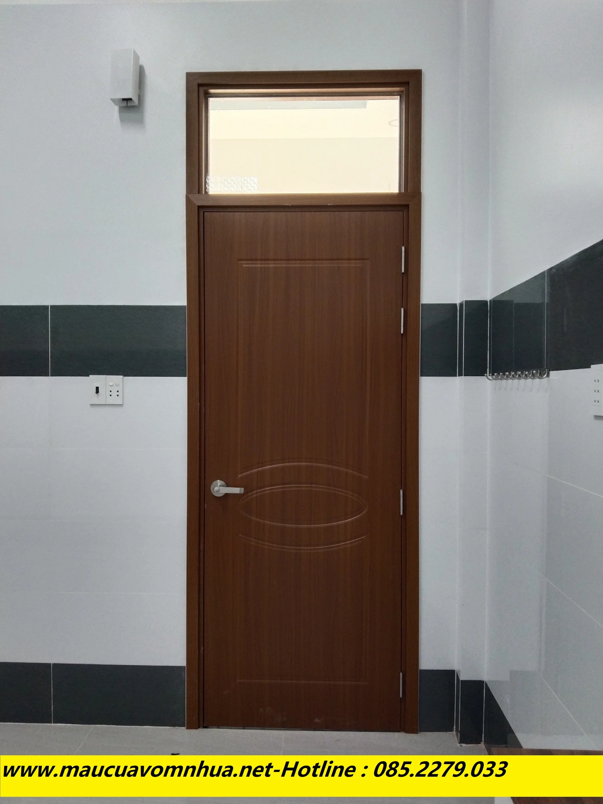 Cửa nhựa nhà vệ sinh mẫu ofix kính