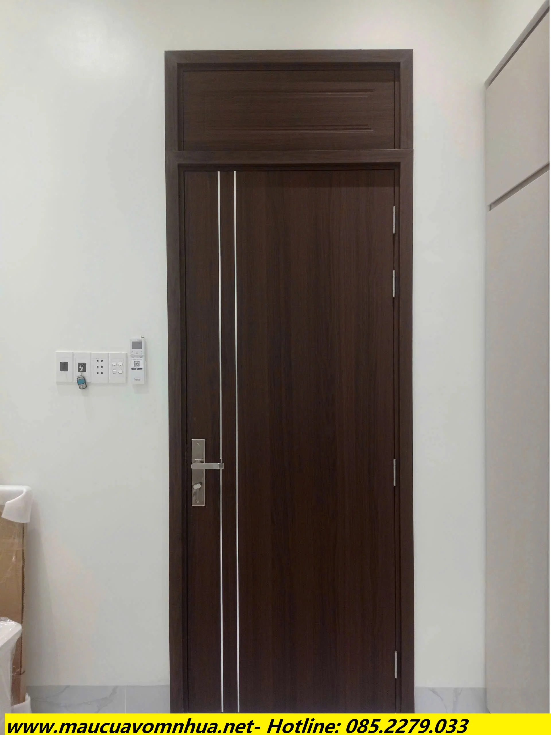 Cửa nhựa cho nhà vệ sinh mẫu ofix ván