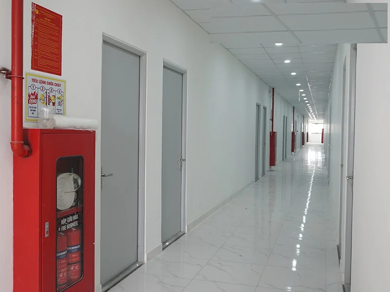 Cửa thép chống cháy được lắp đặt cho toàn nhà
